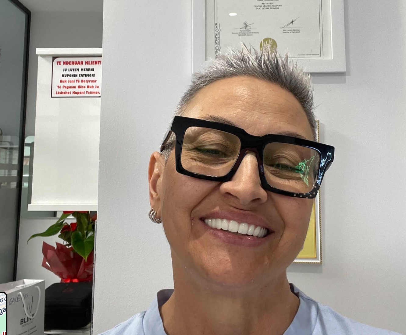 Foto del sorriso di Maddalena Murari dopo il trattamento, condivisa nella sua recensione